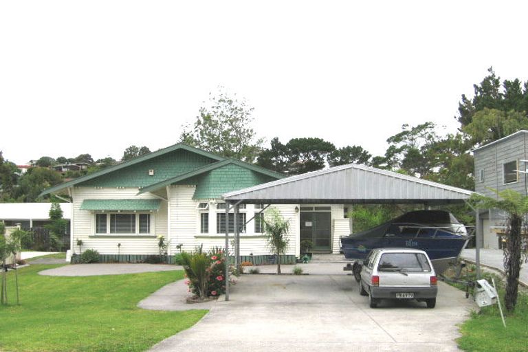 Photo of property in 24 Neptune Avenue, Beach Haven, Auckland, 0626