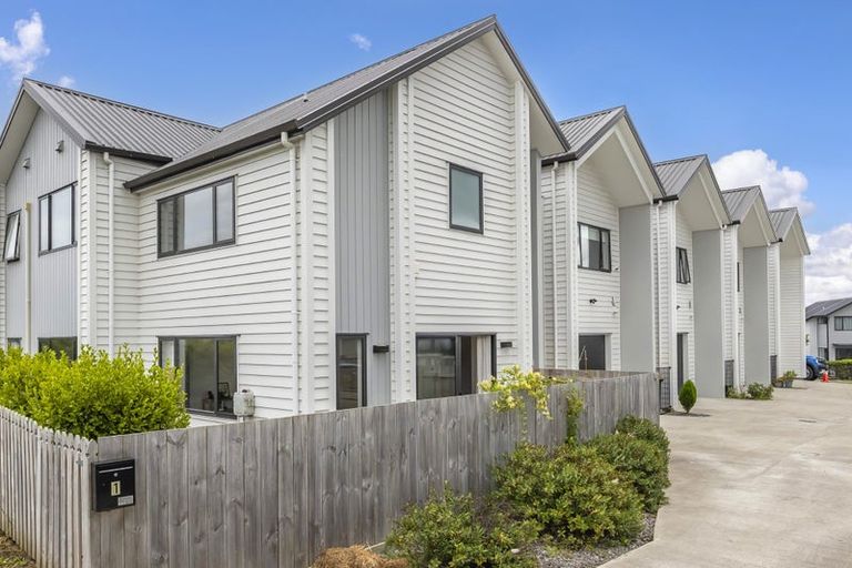 Photo of property in 1 Papa Orchard Drive, Kumeu, 0810