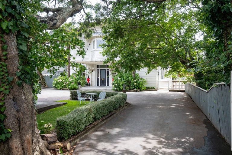 Photo of property in 27 Fitzroy Road, Bluff Hill, Napier, 4110