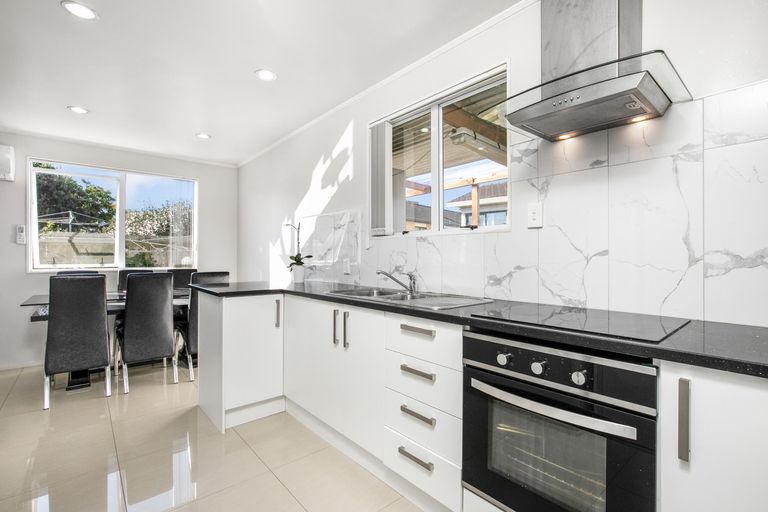 Photo of property in 2/17 Etherton Drive, Weymouth, Auckland, 2103