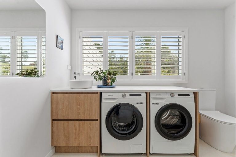 Photo of property in 6 Puriri Place, Sandspit, Warkworth, 0982