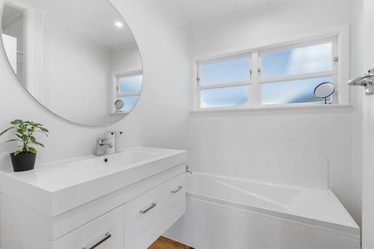 Photo of property in 16 St Peters Street, Northcote, Auckland, 0627