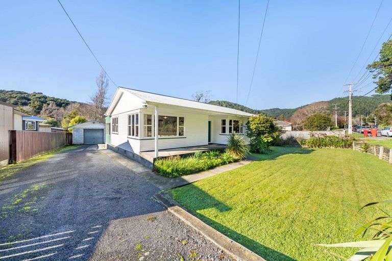 Photo of property in 23 Pinehaven Road, Pinehaven, Upper Hutt, 5019