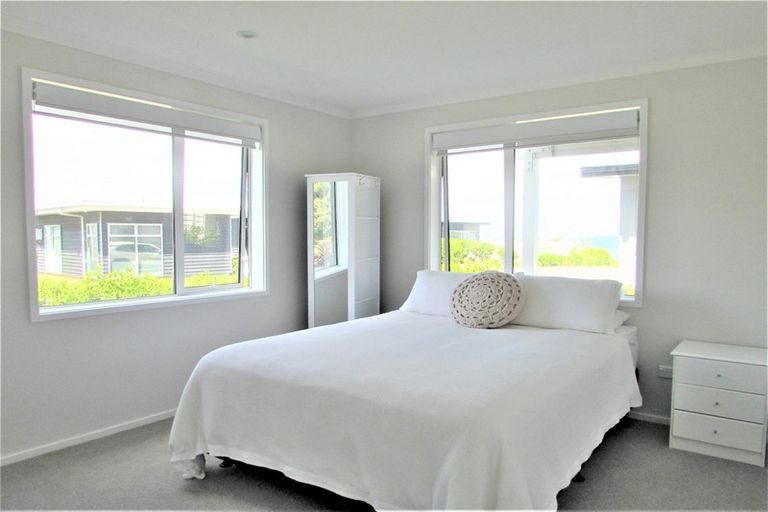 Photo of property in 10 Cromwell Point, Newlands, Wellington, 6037