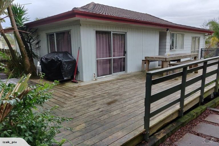 Photo of property in 1 Kayle Glen, West Harbour, Auckland, 0618
