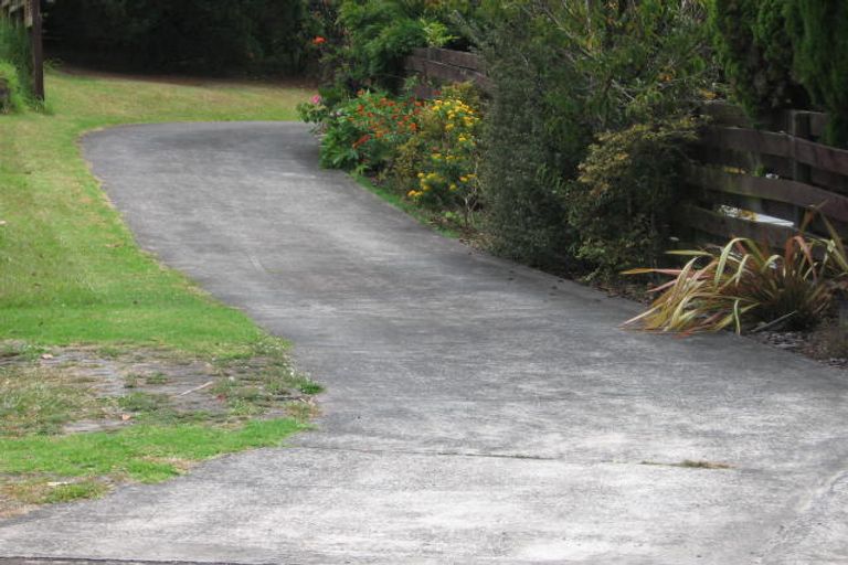 Photo of property in 13 Glenroy Place, Green Bay, Auckland, 0604
