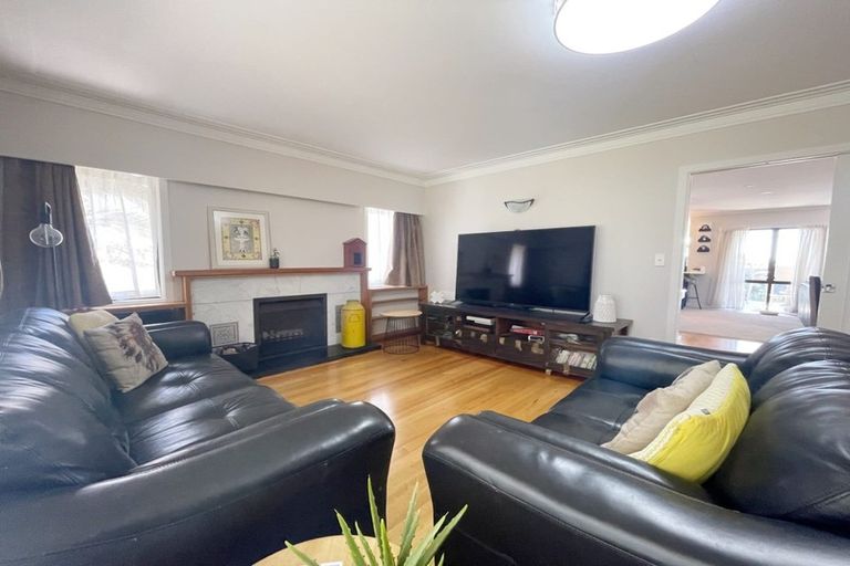 Photo of property in 2 Mellons Bay Road, Howick, Auckland, 2014