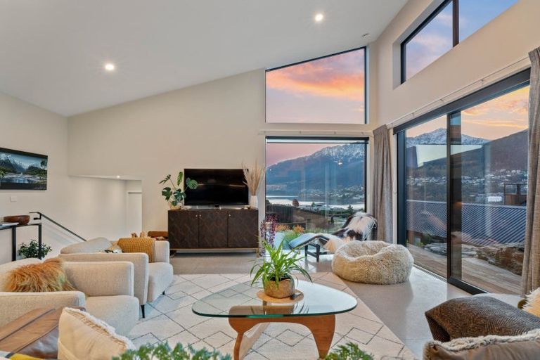 Photo of property in 11 Red Deer Rise, Kelvin Heights, Queenstown, 9300