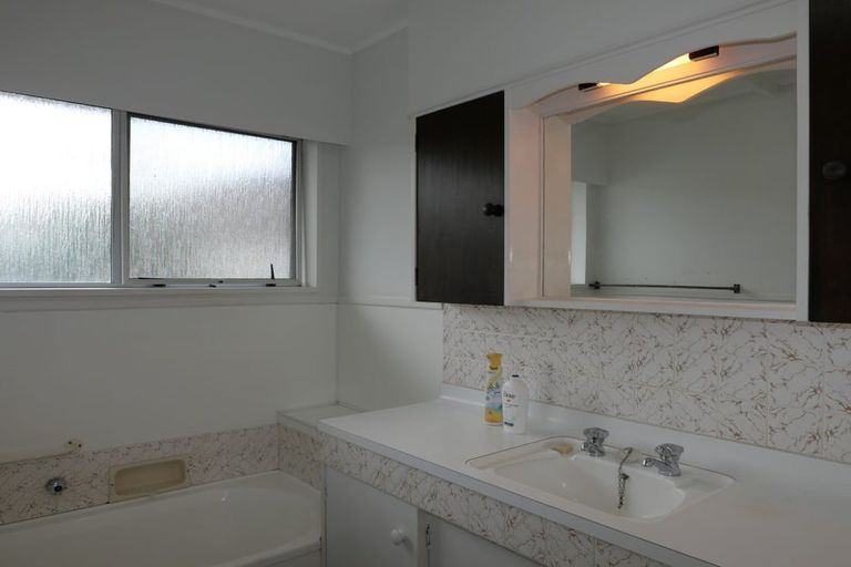 Photo of property in 11 Walton Avenue, Waikanae, 5036