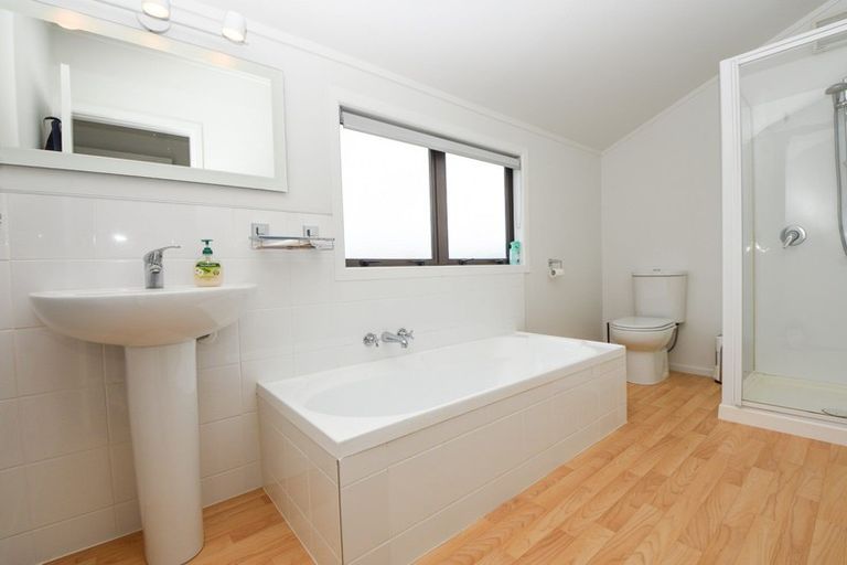 Photo of property in 8 Daffodil Grove, Carterton, 5713