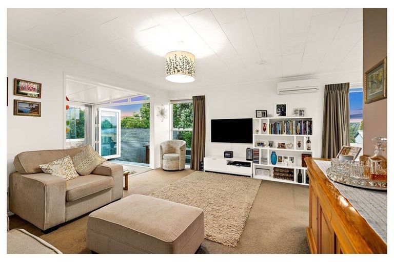Photo of property in 2 Allington Road, Massey, Auckland, 0614