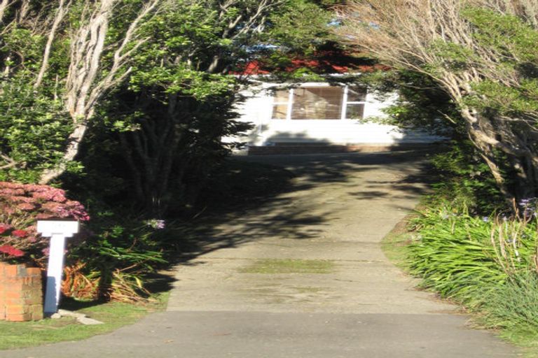 Photo of property in 56 Miles Crescent, Newlands, Wellington, 6037