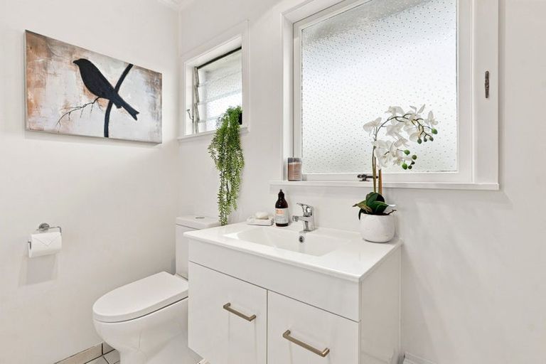 Photo of property in 1/497 Beach Road, Murrays Bay, Auckland, 0630