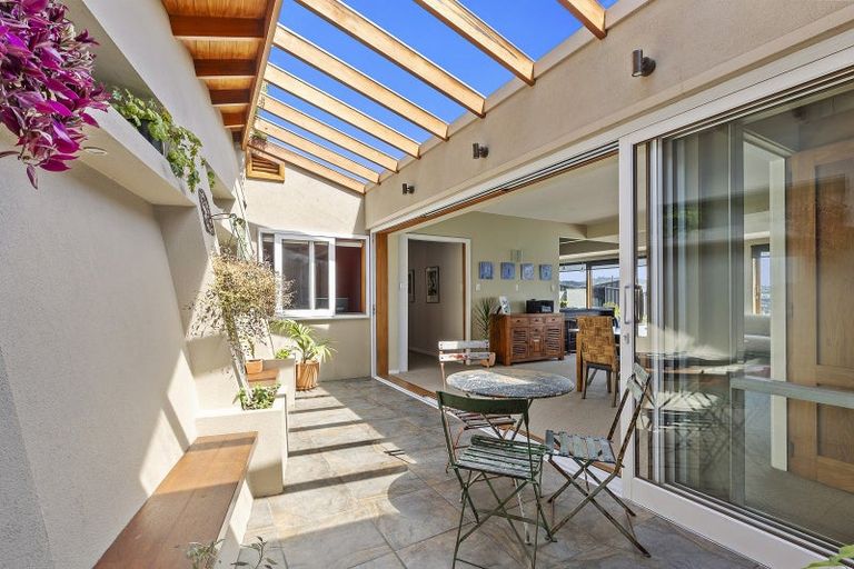 Photo of property in 2 Robieson Lane, Roseneath, Wellington, 6011