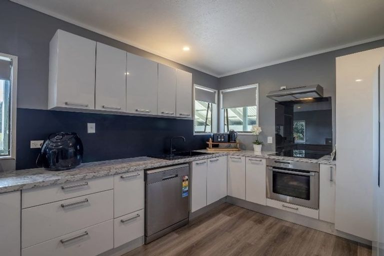 Photo of property in 2656 South Head Road, South Head, Helensville, 0874