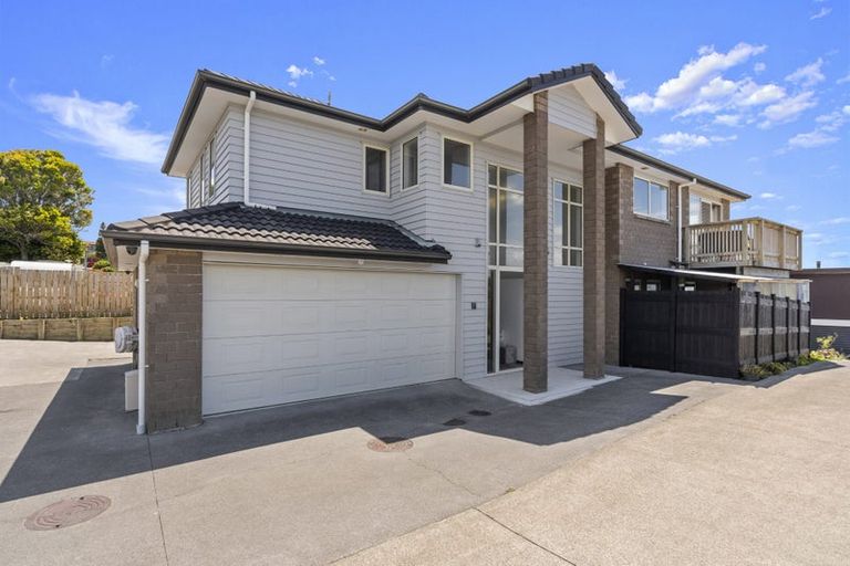 Photo of property in 627a Glenfield Road, Totara Vale, Auckland, 0629