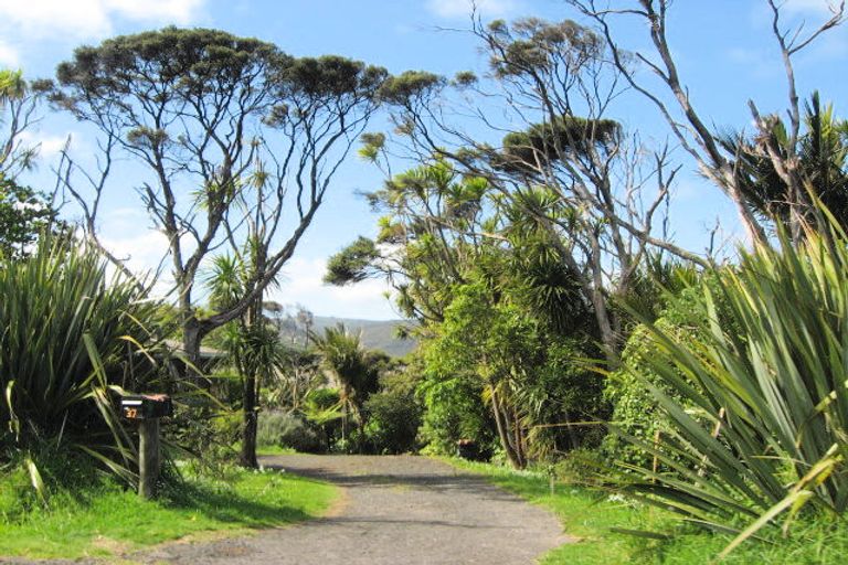 Photo of property in 37 Tasman View Road, Te Henga / Bethells Beach, Henderson, 0781