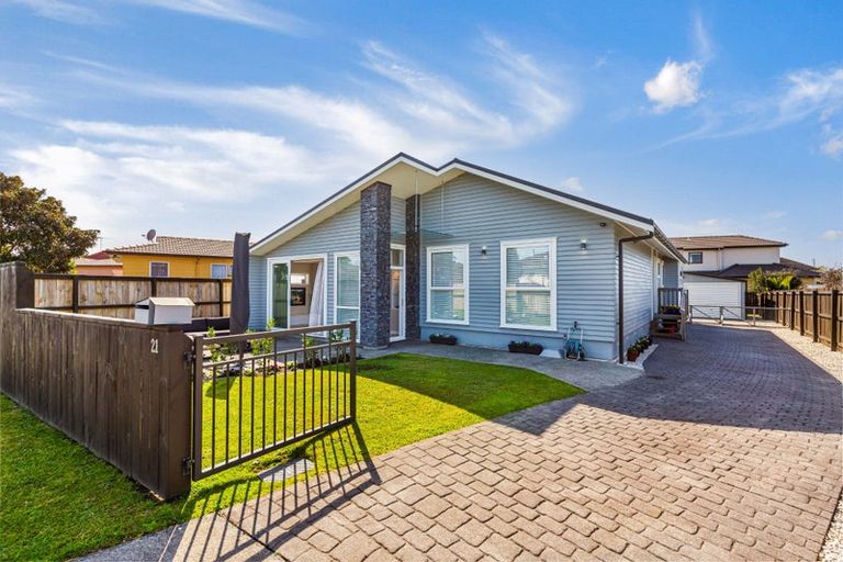 Photo of property in 21 Glenhaven Place, Te Atatu Peninsula, Auckland, 0610