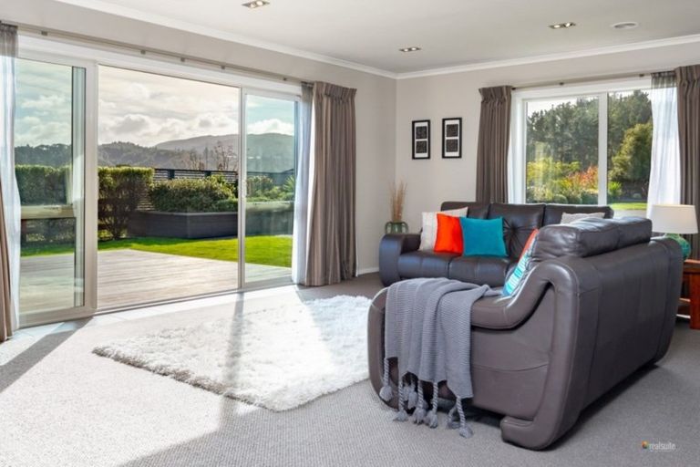 Photo of property in 14 Jade Crescent, Timberlea, Upper Hutt, 5018