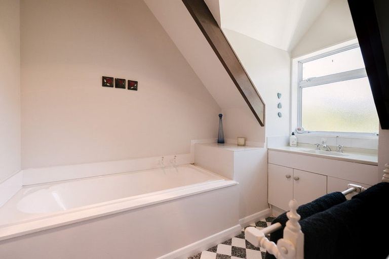 Photo of property in 200 Aokautere Drive, Fitzherbert, Palmerston North, 4471