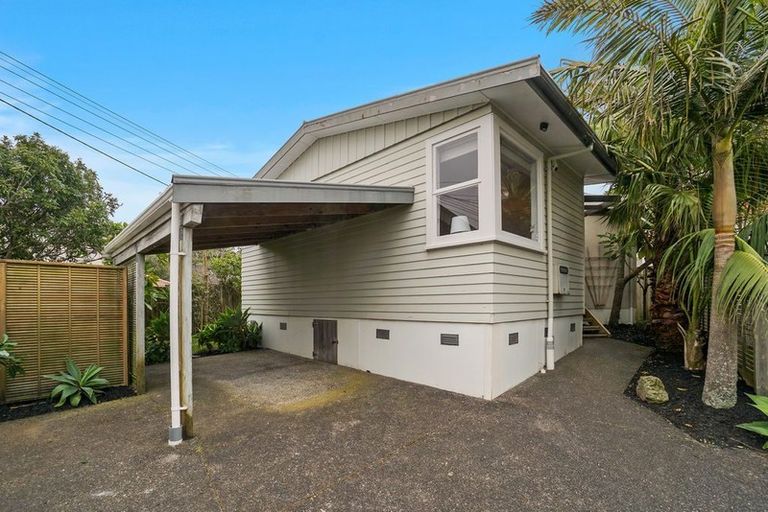 Photo of property in 1/332 East Coast Road, Sunnynook, Auckland, 0632