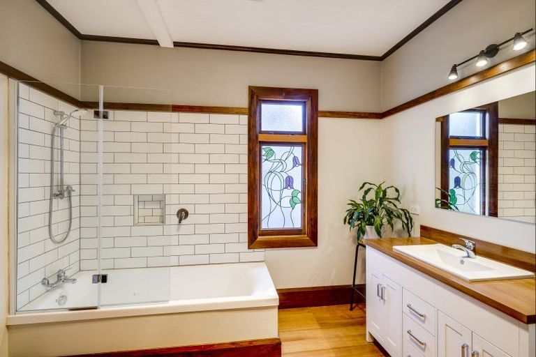 Photo of property in 82 Napier Terrace, Hospital Hill, Napier, 4110