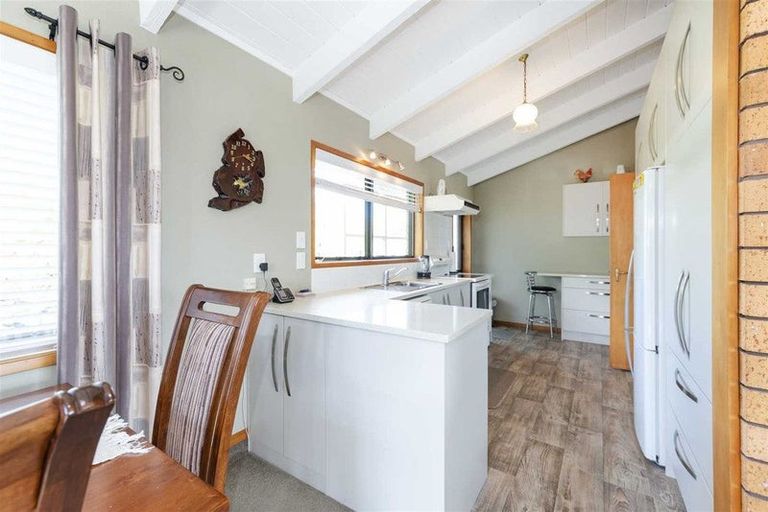 Photo of property in 208 Edmonton Road, Te Atatu South, Auckland, 0610