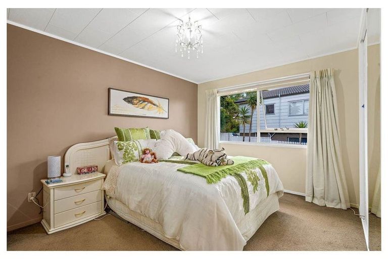 Photo of property in 2 Allington Road, Massey, Auckland, 0614