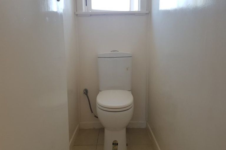 Photo of property in 71 Shakespeare Road, Milford, Auckland, 0620