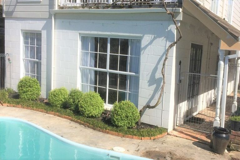 Photo of property in 14 Alton Terrace, Pakuranga Heights, Auckland, 2010