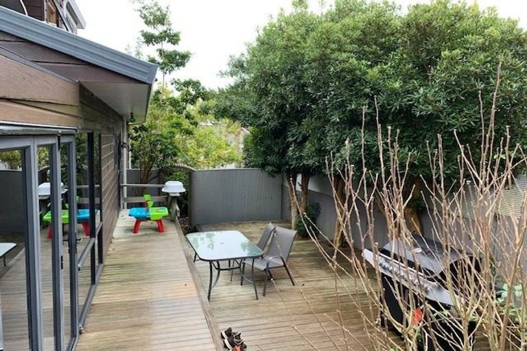 Photo of property in 1/29 Radiata Lane, Chatswood, Auckland, 0626