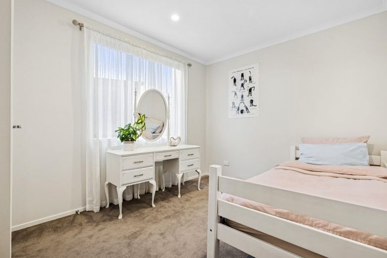 Photo of property in 9 Metoriti Crescent, Karaka, 2124