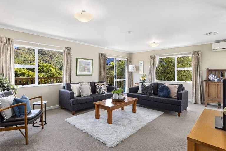 Photo of property in 22 John Witton Drive, Crofton Downs, Wellington, 6035