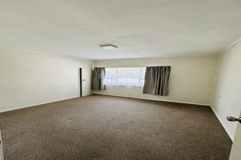 Photo of property in 4 Kaponga Crescent, New Lynn, Auckland, 0600