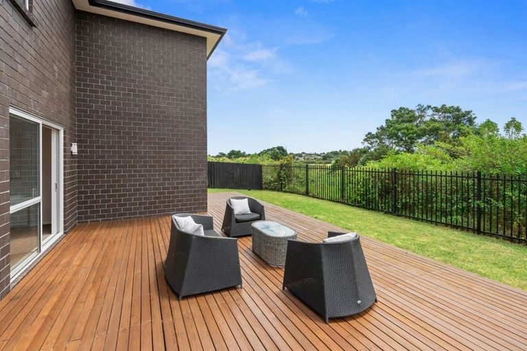 Photo of property in 5 Iwinuku Crescent, Wattle Downs, Auckland, 2103
