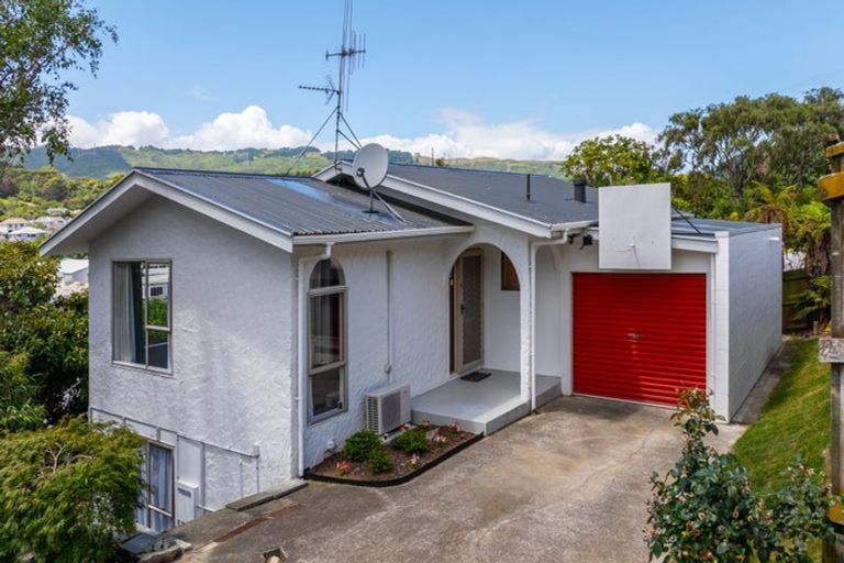 Photo of property in 15a Kereru Bend, Tawa, Wellington, 5028