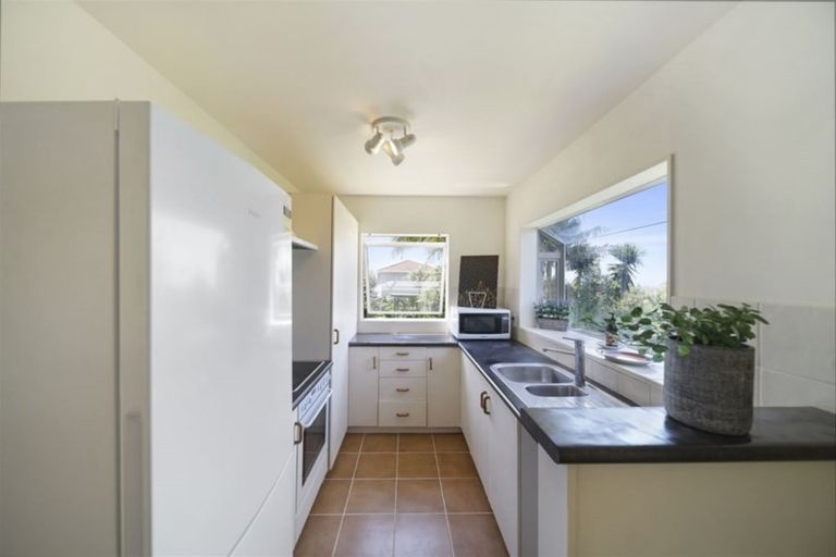 Photo of property in 1b Highgrove Lane, Totara Vale, Auckland, 0632