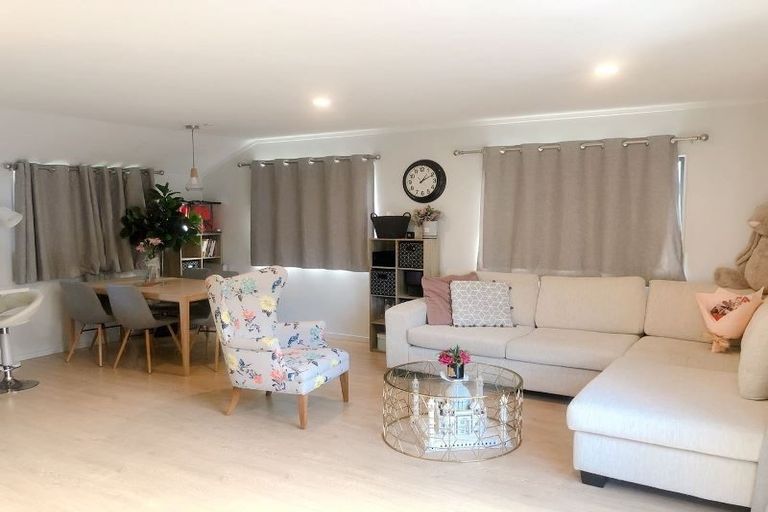 Photo of property in 2/123 Bruce Road, Glenfield, Auckland, 0629