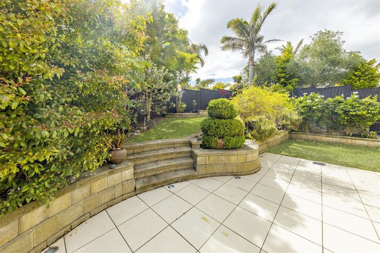 Photo of property in 14 Brooke Ridge Rise, East Tamaki Heights, Auckland, 2016