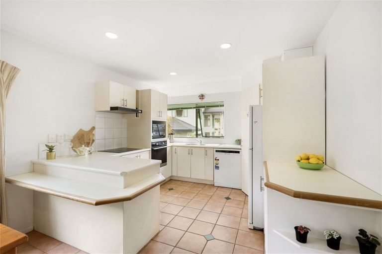 Photo of property in 1/8 Carrigans Close, Pinehill, Auckland, 0632