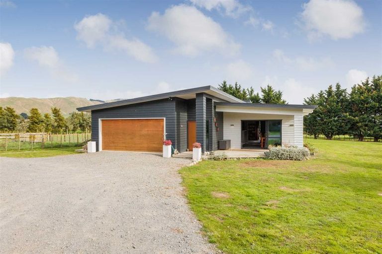 Photo of property in 32 Tokomaru Road East, Tokomaru, Palmerston North, 4474