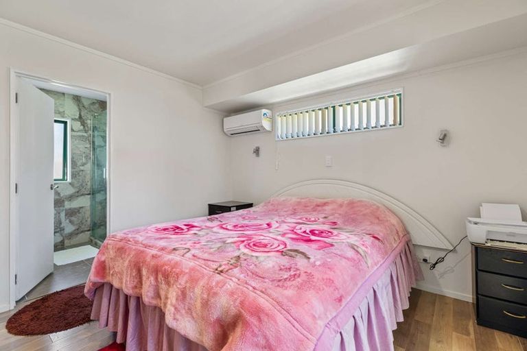 Photo of property in 49d Redoubt Road, Goodwood Heights, Auckland, 2105