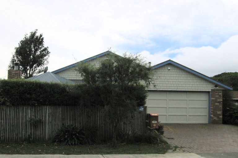 Photo of property in 17 Rawene Street, Waikanae, 5036