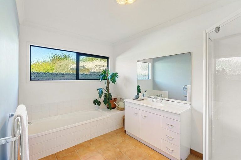 Photo of property in 4 Leanne Way, Waikanae Beach, Waikanae, 5036