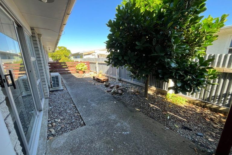 Photo of property in 2/206 Ruahine Street, Roslyn, Palmerston North, 4414