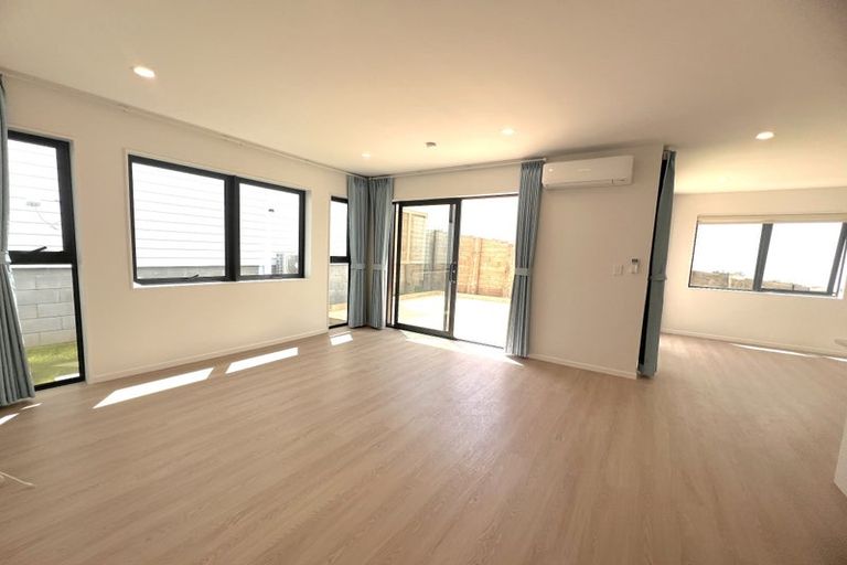 Photo of property in 1a Wren Place, Unsworth Heights, Auckland, 0632