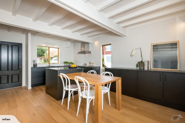 Photo of property in 2/5 Eversleigh Road, Belmont, Auckland, 0622