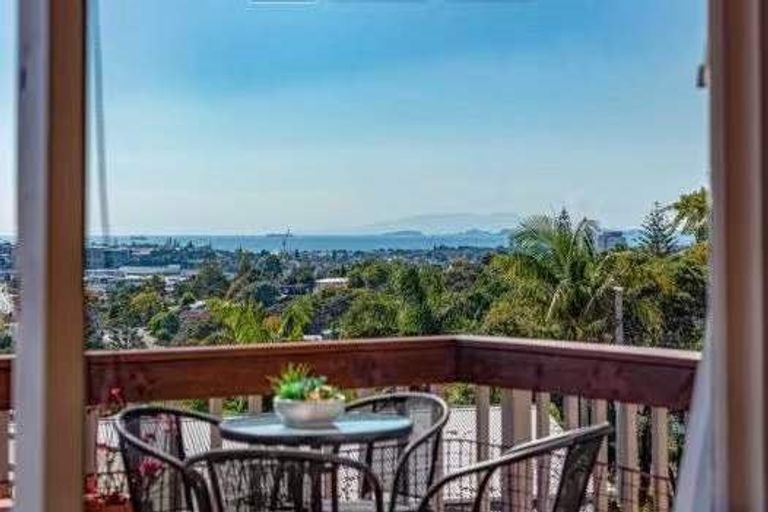 Photo of property in 10 Coronation Road, Glenfield, Auckland, 0627