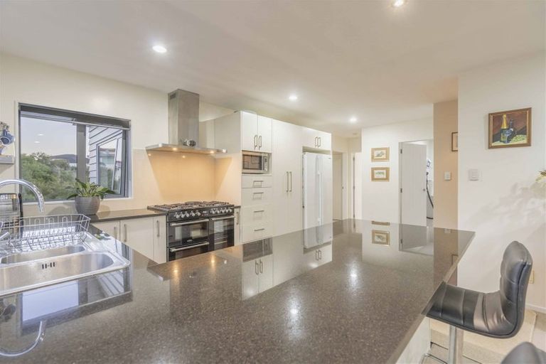 Photo of property in 13 Bintulu Place, Fairview Heights, Auckland, 0632