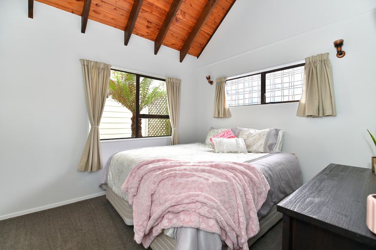 Photo of property in 11 Moffat Road, Red Beach, 0932